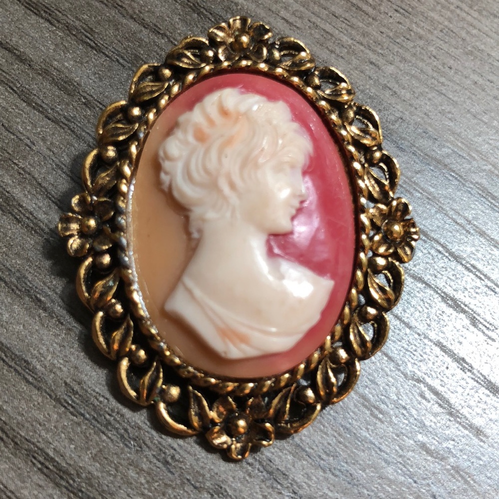 Vintage Cameo Brooch